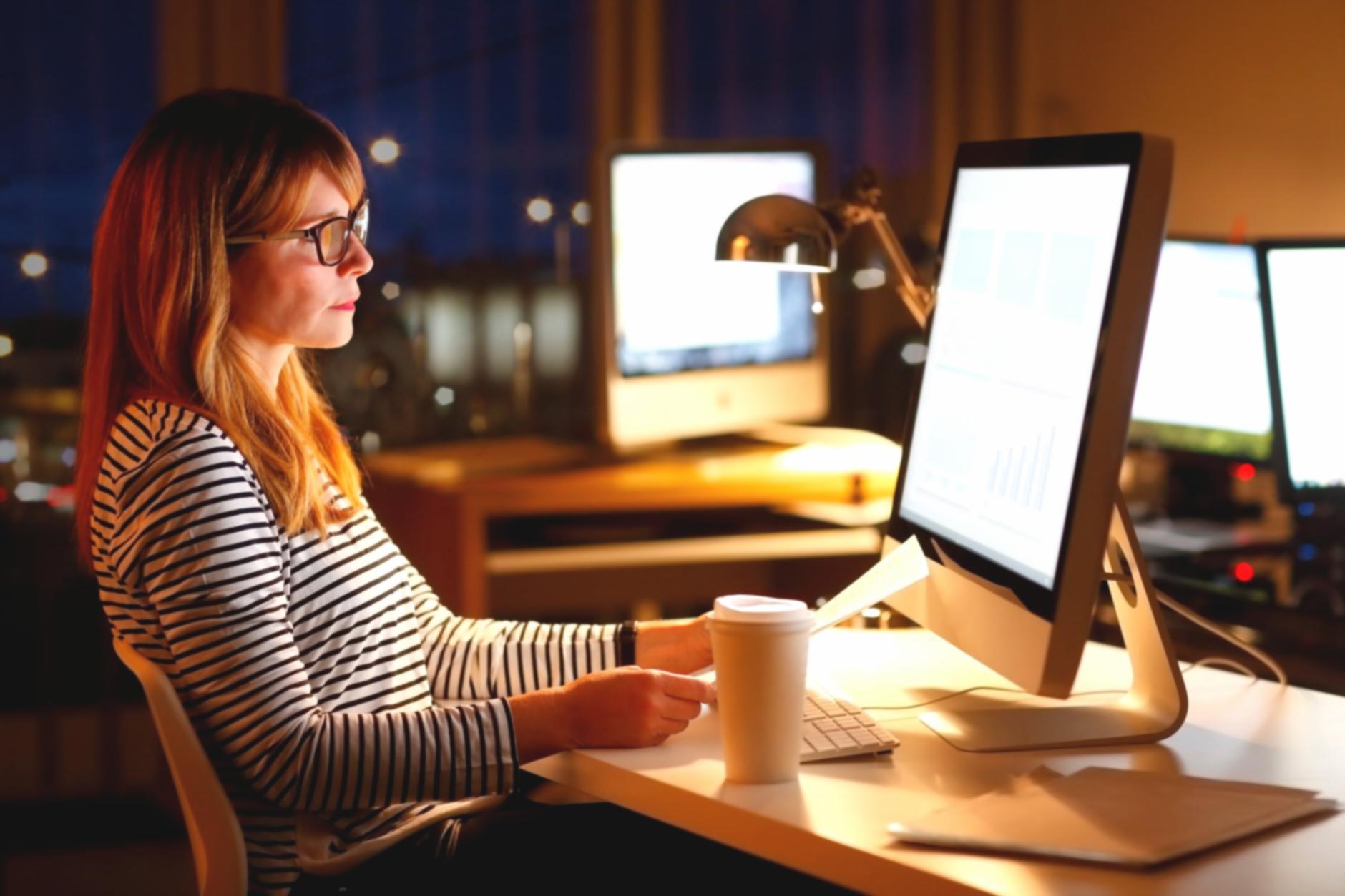 Aula moderna con monitor che mostra dashboard di analisi SEO e metriche di performance dei contenuti