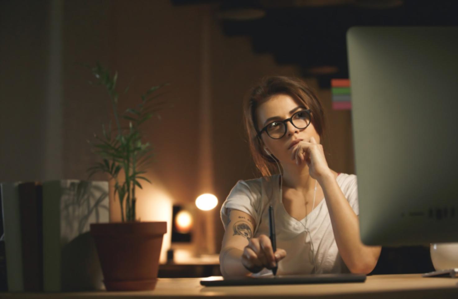 Presentazione di analytics e performance report su monitor durante meeting